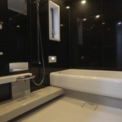 浴室も黒と白が基準。あまり何種類もの色を使わずに基本はブラック&ホワイトで全体をシックにまとめた。