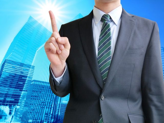 男性が人差し指を立てている